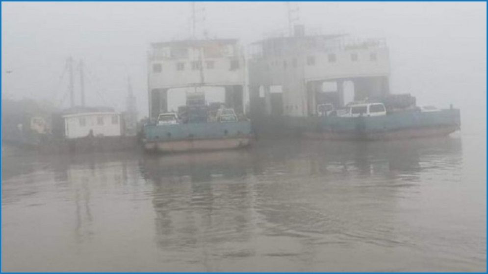 ঘন কুয়াশায় দৌলতদিয়া-পাটুরিয়ায় নৌরুটে ফেরি চলাচল বন্ধ