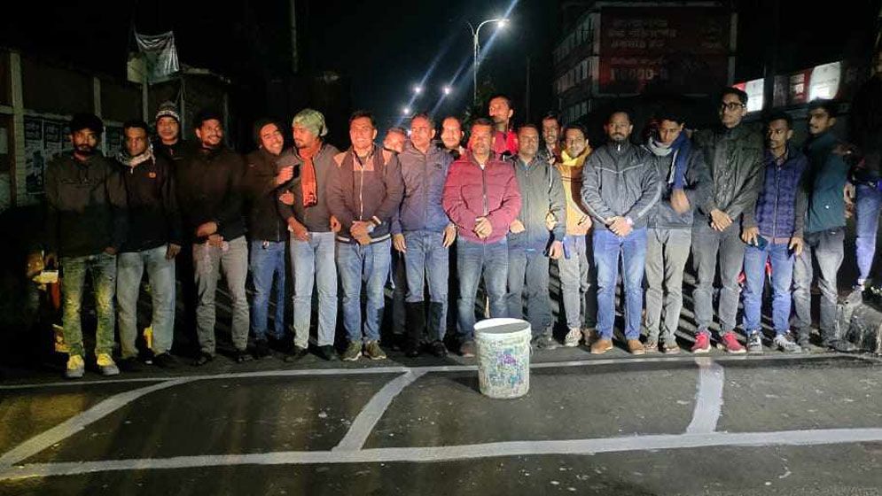 বরগুনায় গভীর রাতে রাস্তায় ছাত্রদলের নেতাকর্মীরা