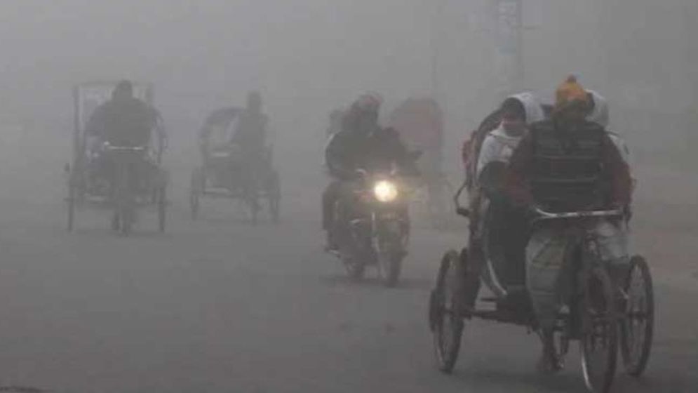 হিমেল হাওয়ায় কাঁপছে মানুষ
