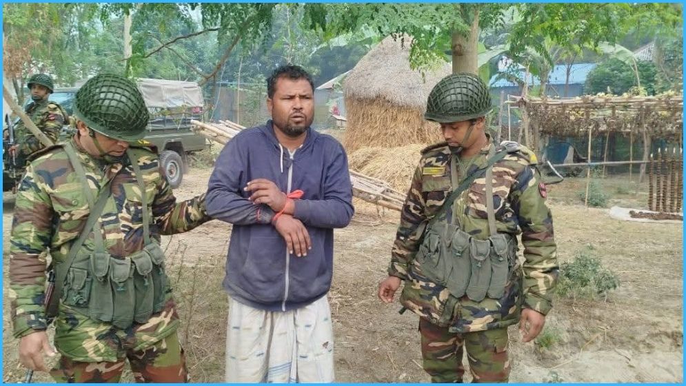 পাবনায় অস্ত্রসহ শীর্ষ সন্ত্রাসী কাঙাল বাবু গ্রেপ্তার