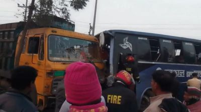 নরসিংদীতে বাস-ট্রাক সংঘর্ষে আহত ৮