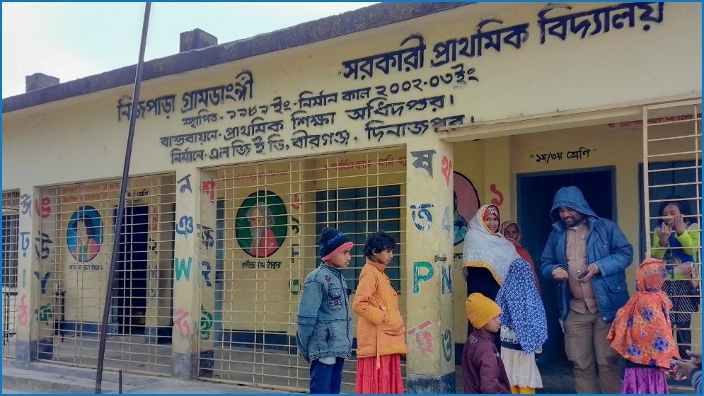 বীরগঞ্জে ৬ শিক্ষকের স্থলে ১ শিক্ষিকার পাঠদান