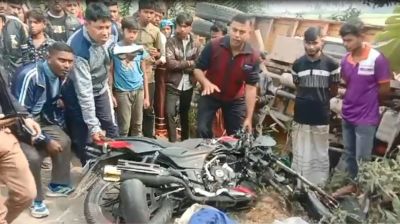 নাটোরের সড়কে প্রাণ গেল ৩ শিক্ষার্থীর