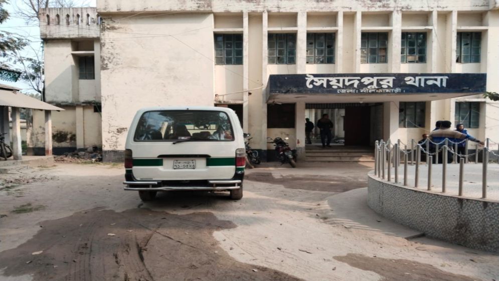 মাফলার দিয়ে গলায় ফাঁস দিলেন যুবক