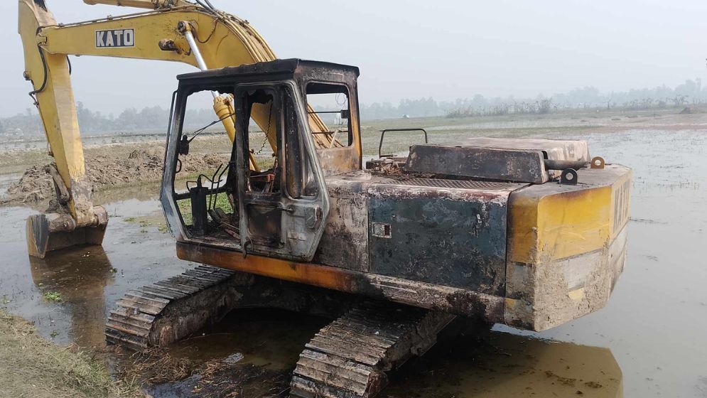 তাড়াশে এক্সেভেটর মেশিন পোড়াল গ্রামবাসী