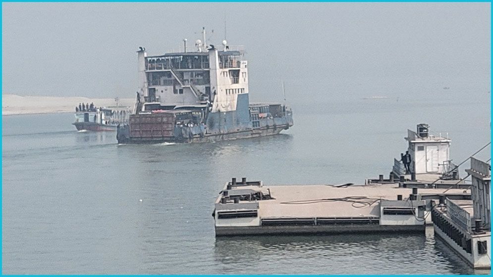 দৌলতদিয়া-পাটুরিয়ায় ফেরি চলাচল বন্ধ