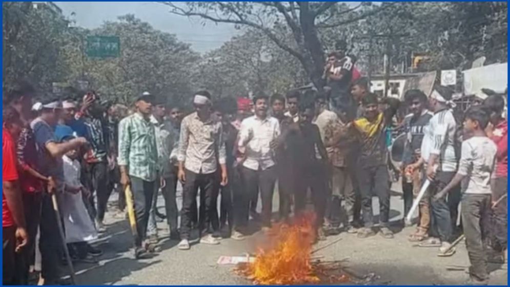 ইবি থানা স্থানান্তর না করার দাবিতে মহাসড়ক অবরোধ