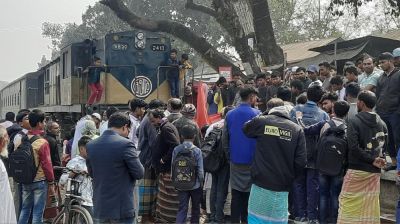 লালমনিরহাটে ট্রেনের যাত্রাবিরতি পুনর্বহালের দাবিতে রেলপথ অবরোধ