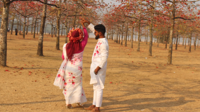 ফাগুনের আগুন লেগেছে তাহিরপুরের শিমুল বাগানে