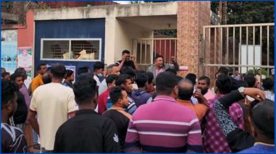 মণিরামপুর থানার গেটে বিএনপি নেতাকর্মীদের বিক্ষোভ