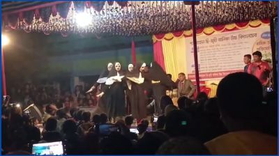বোরকা পরে ভূত সাজে নৃত্য, সমালোচনার ঝড়