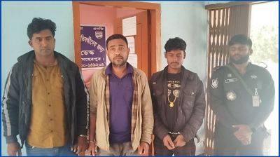 প্রতিপক্ষকে ফাঁসাতে গিয়ে অস্ত্রসহ ৩ যুবক আটক