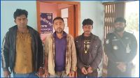 প্রতিপক্ষকে ফাঁসাতে গিয়ে অস্ত্রসহ ৩ যুবক আটক