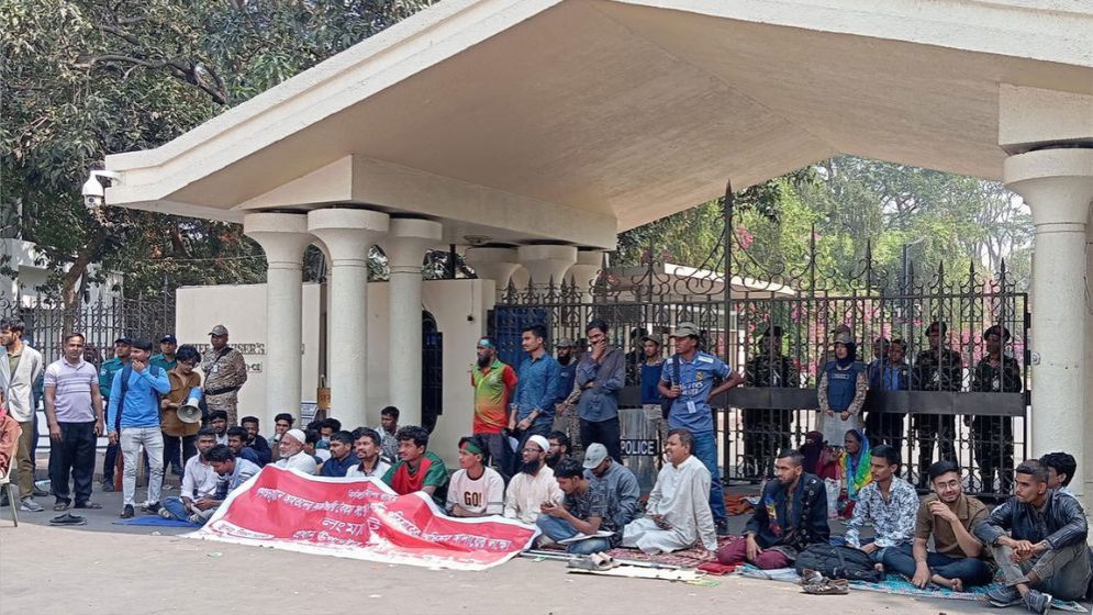২৬ ঘণ্টা অবস্থানের পরও সরকারের আশ্বাস পাননি জুলাইয়ের আহতরা