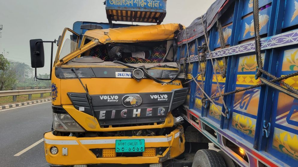 ট্রাকের ধাক্কায় চালক নিহত