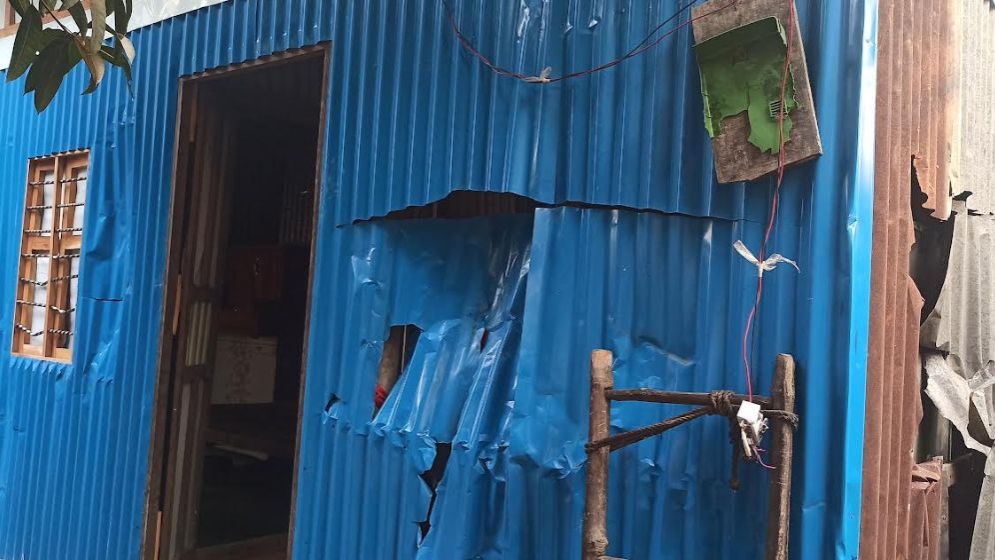 ধাওয়া দিয়ে ধরতে না পেরে ‘চোরদের’ বাড়ি ভাঙচুর