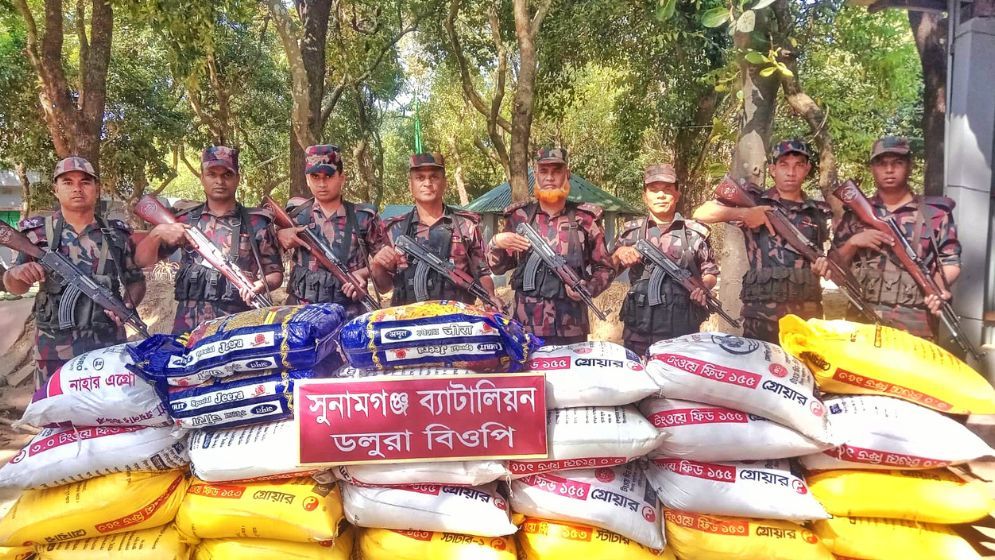সীমান্তে বিপুল পরিমাণ ভারতীয় মালামাল জব্দ
