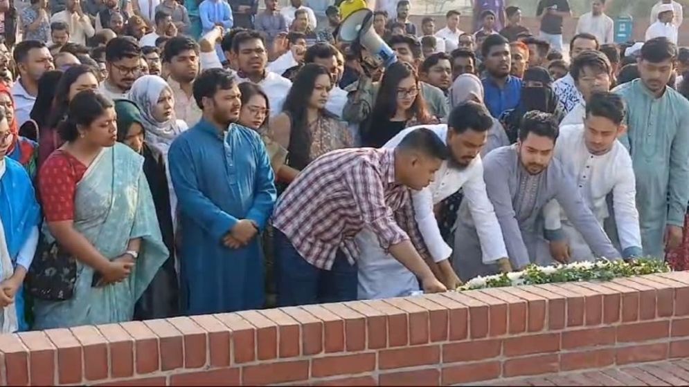 জাতীয় স্মৃতিসৌধে শ্রদ্ধা জানালেন নাগরিক পার্টির নেতারা