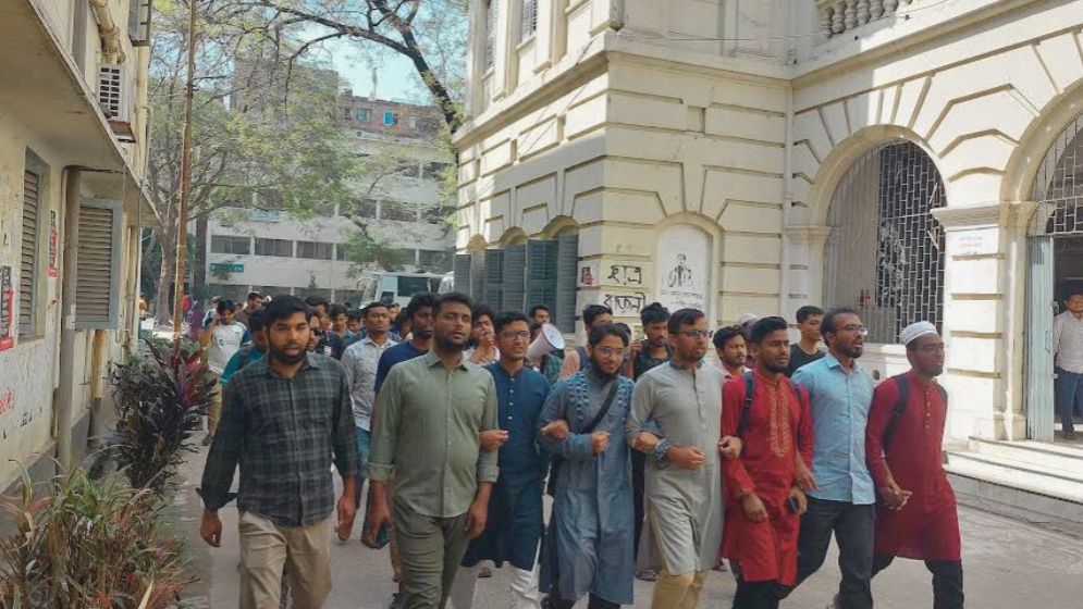 জবি শিক্ষার্থীদের ওপর হামলার প্রতিবাদে বিক্ষোভ মিছিল