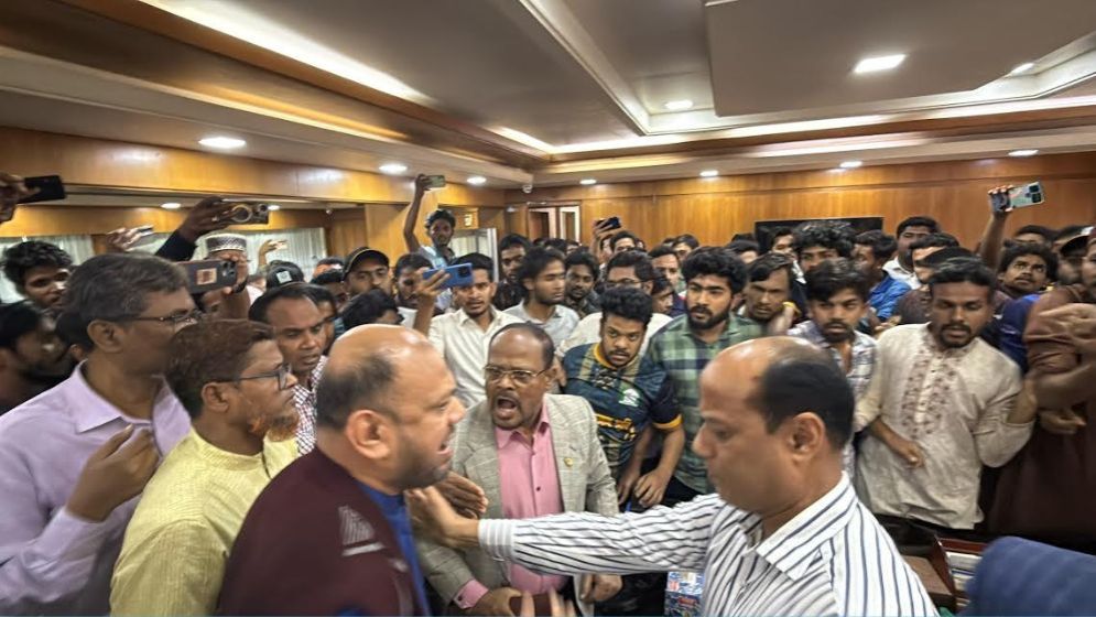 নিয়োগকে কেন্দ্র করে ইবি উপাচার্য কার্যালয়ে হট্টগোল