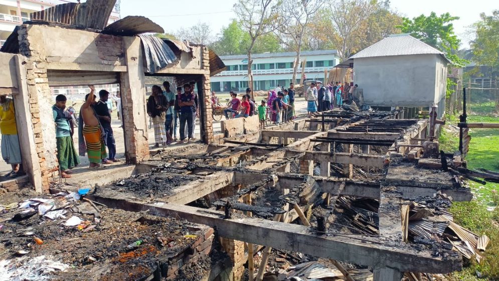 আলফাডাঙ্গায় ভয়াবহ অগ্নিকাণ্ড, পুড়ে ছাই ৮ দোকান