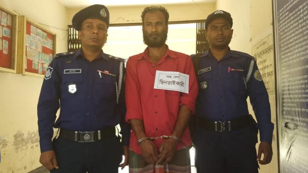 কোরআন পড়া অবস্থায় নারীর কান ও গলা থেকে স্বর্ণ ছিনতাই