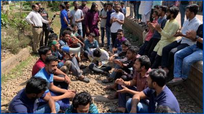 ঢাকা কেন্দ্রিকতা দূরীকরণের দাবিতে রাজশাহীতে রেলপথ অবরোধ