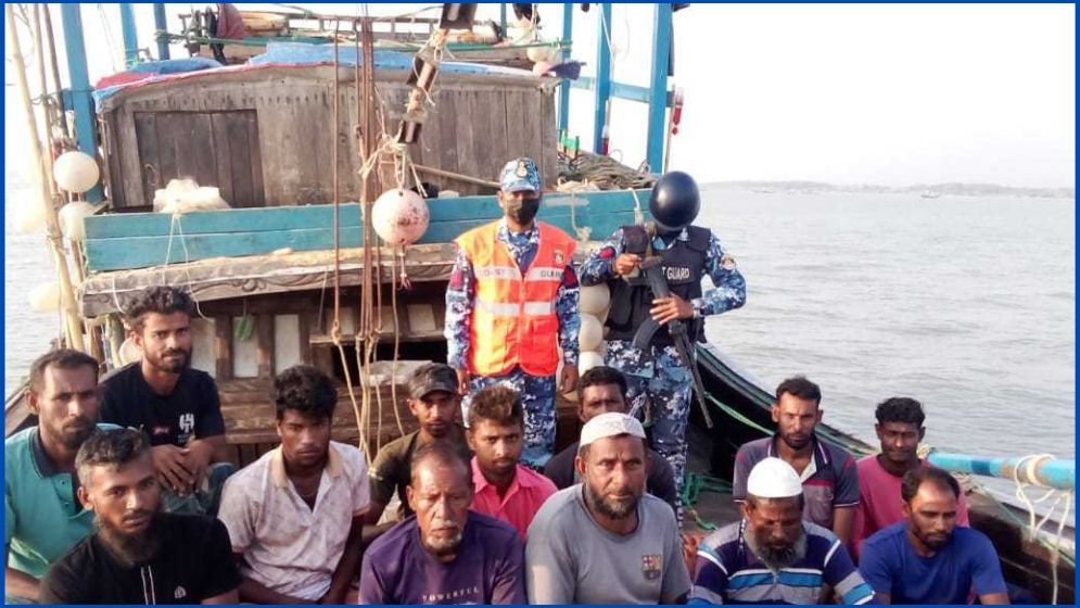 চারদিন পর ৯৯৯-এ কল, সাগরে ভাসমান ১৩ জেলে উদ্ধার