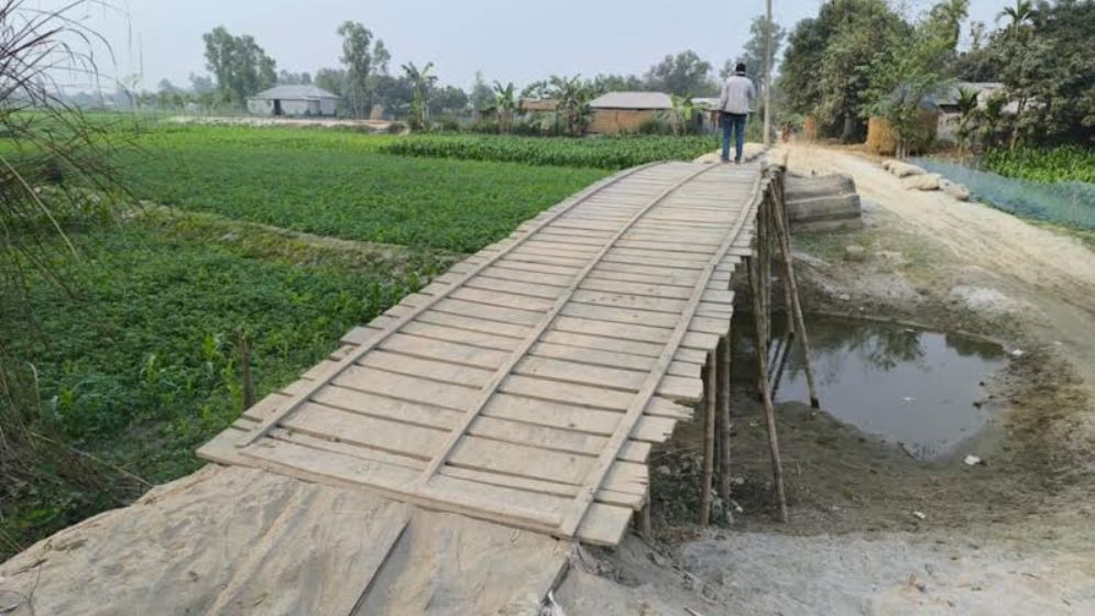 সেতুর অভাবে ভোগান্তিতে ৮ গ্রামের মানুষ