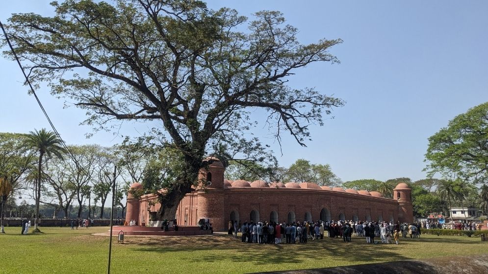 রমজানের প্রথম জুমায় ষাটগম্বুজ মসজিদে মুসল্লিদের ঢল