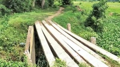 সেতুর অভাবে বিদ্যুতের খুঁটি ফেলে পারাপার