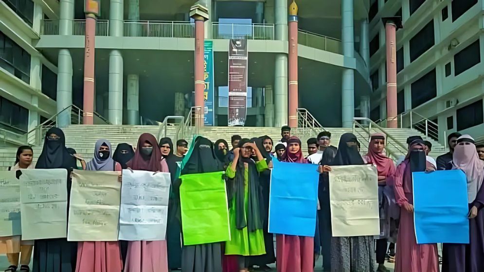 ধর্ষণের বিরুদ্ধে নজরুল বিশ্ববিদ্যালয়ে মানববন্ধন