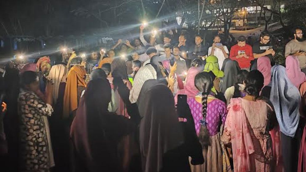 স্লোগানে স্লোগানে উত্তাল কুমিল্লা বিশ্ববিদ্যালয়