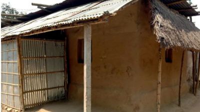 হারিয়ে যাচ্ছে গ্রাম-বাংলার ঐতিহ্যবাহী মাটির ঘর