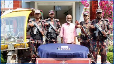 আড়াই কোটি টাকার স্বর্ণসহ সীমান্তে চোরাকারবারি আটক