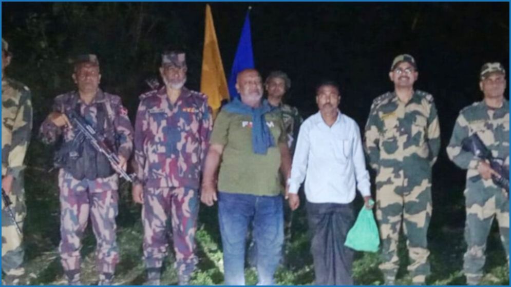 আটক ২ বাংলাদেশিকে ফেরত দিল বিএসএফ