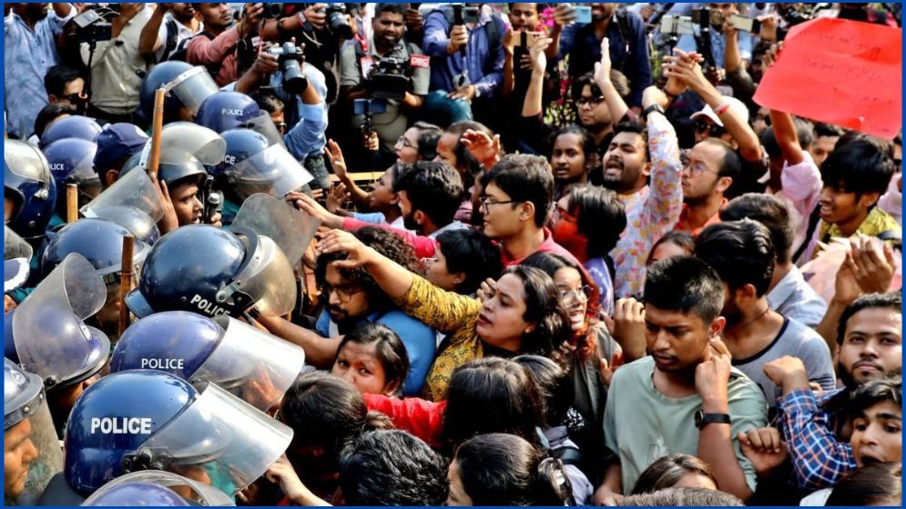 ধর্ষণবিরোধী বিক্ষোভকারীদের সঙ্গে সংঘর্ষ : যা বলছে পুলিশ