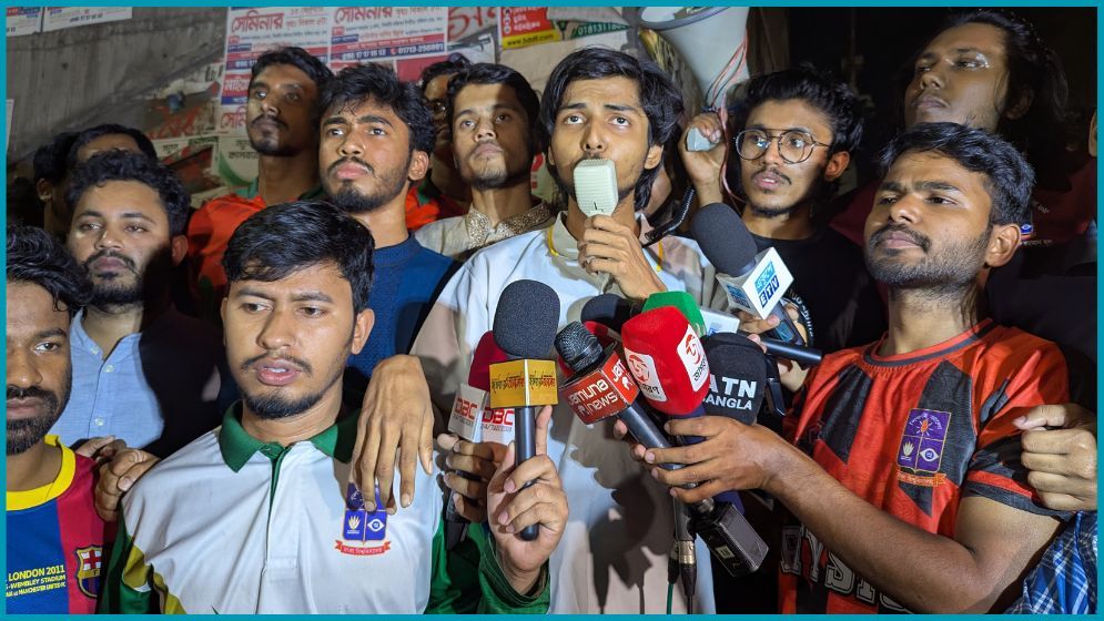 পুলিশের ওপর বাম নেতাকর্মীদের হামলার প্রতিবাদে ঢাবিতে বিক্ষোভ