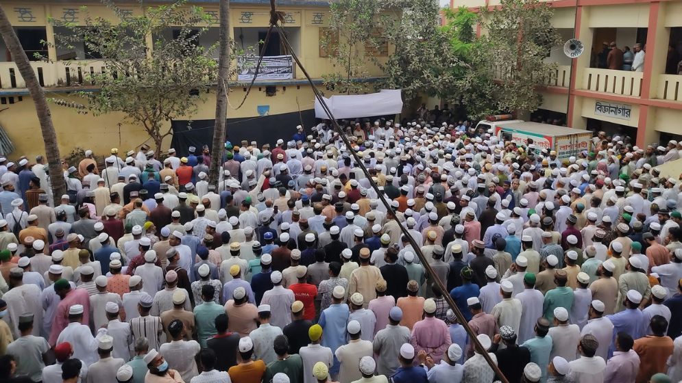 মুফতি মোহাম্মদ আব্দুল মতিনের জানাজায় মানুষের ঢল