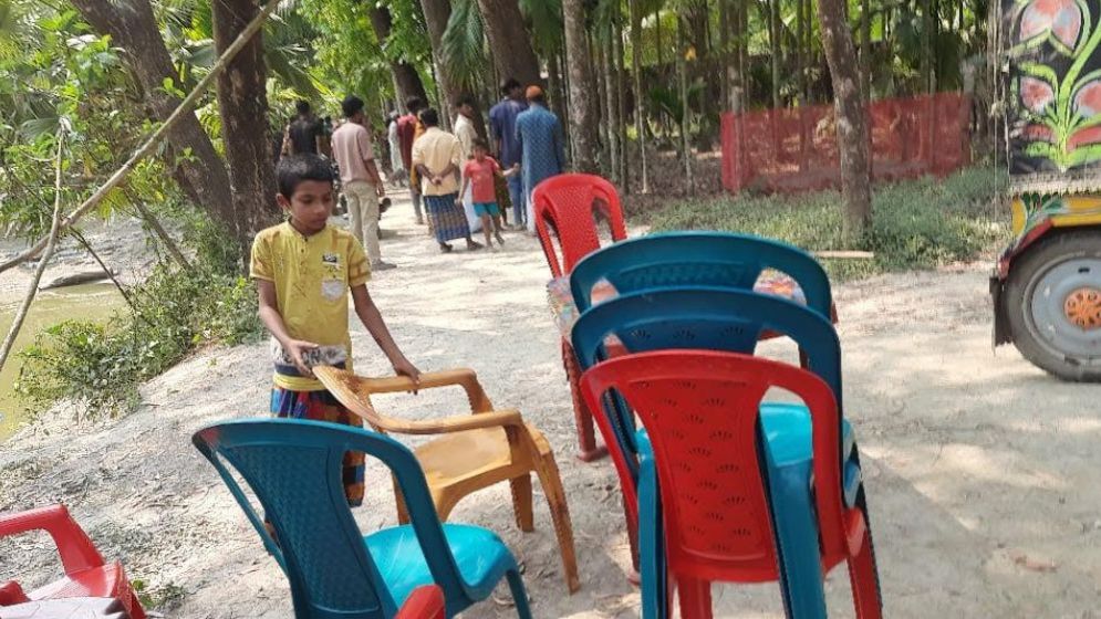 ‘ক্যাডার বাহিনী’ নিয়ে বাড়ি ও পানের বরজ দখলের অভিযোগ