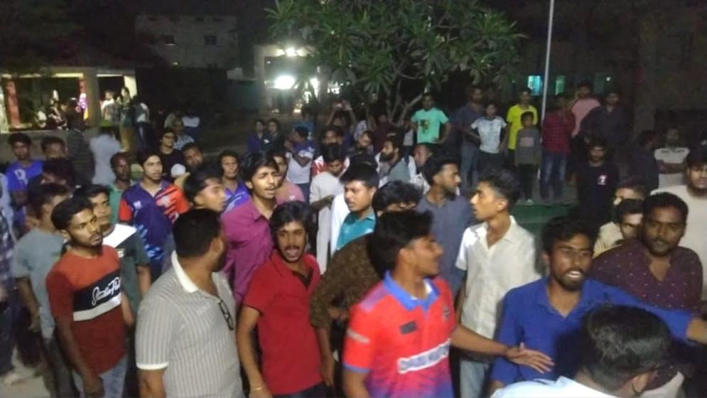 তদন্ত কর্মকর্তার যোগসাজসে ধর্ষকের জামিন, মেহেরপুরে থানা ঘেরাও