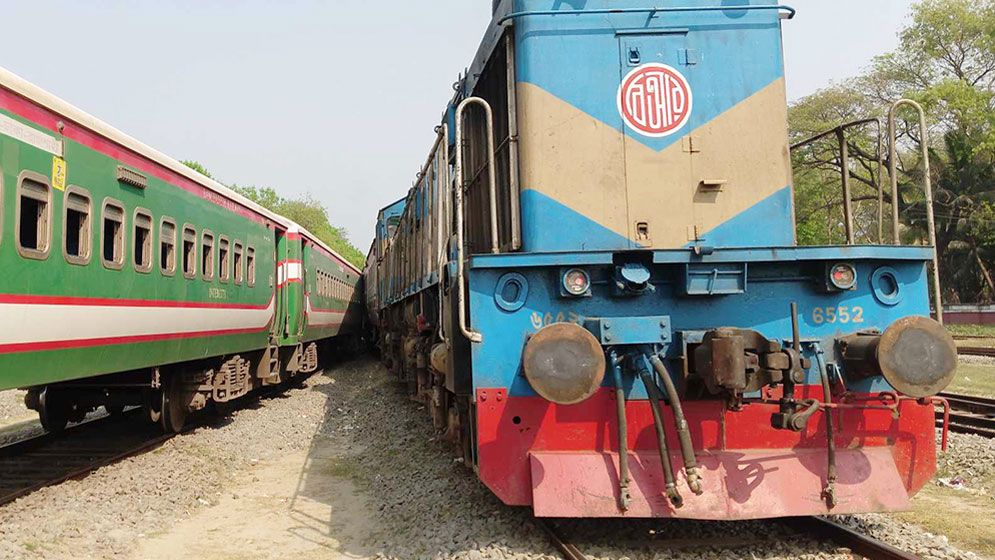 রাজশাহীতে দুই ট্রেনের সংঘর্ষ