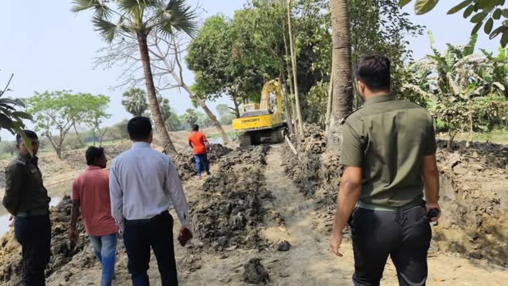 কুমিল্লায় অবৈধভাবে মাটি কাটায় ২ জনের কারাদণ্ড