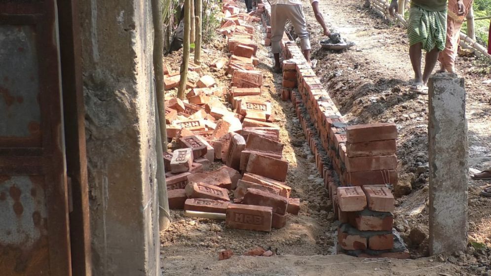 সড়ক কেটে দেয়াল নির্মাণ করলেন যুবদল নেতা
