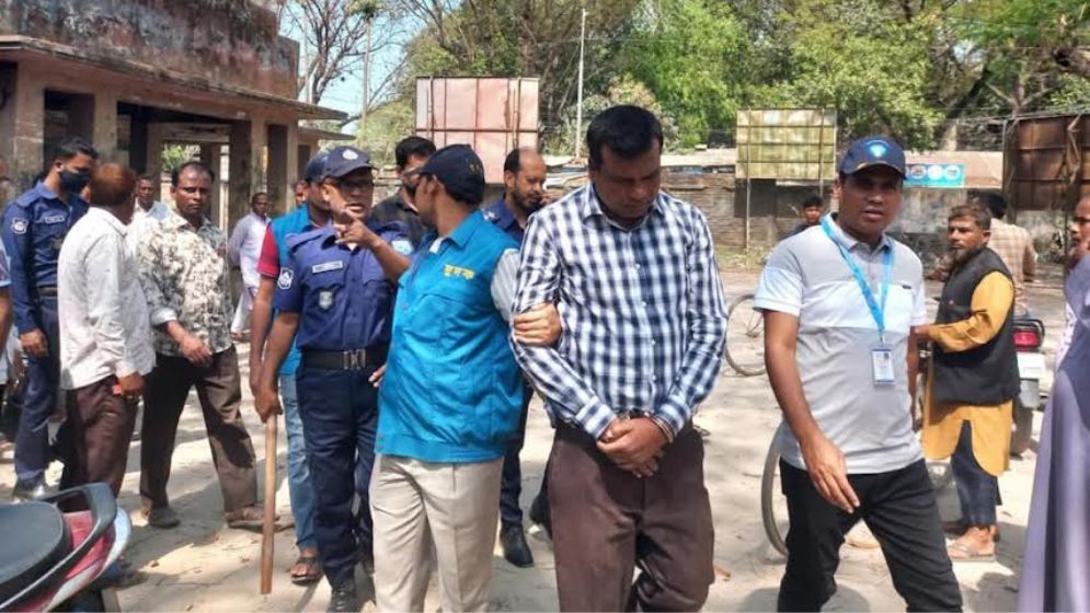 ঘুষ নেওয়ার সময় দুদকের হাতে ধরা পড়লেন ২ কর্মকর্তা