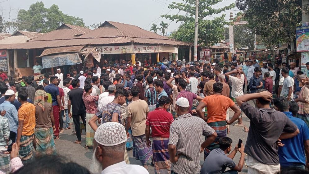 শ্রীপুরে বকেয়া বেতনের দাবিতে শ্রমিকদের সড়ক অবরোধ