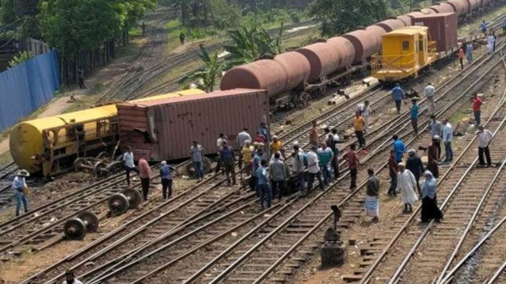 কমলাপুরে মালবাহী ট্রেন লাইনচ্যুত