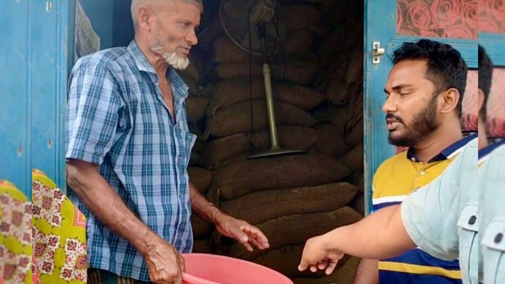 বাউফলে ৩০ কেজি চালে ২ কেজিই কম দেওয়ার অভিযোগ