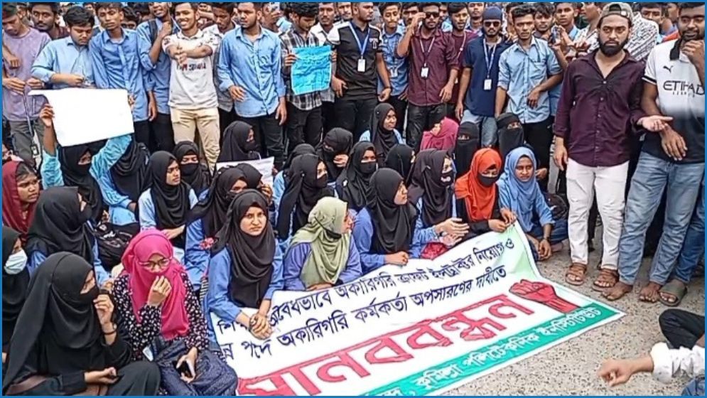 কুমিল্লায় ৬ দফা দাবিতে শিক্ষার্থীদের মহাসড়ক অবরোধ