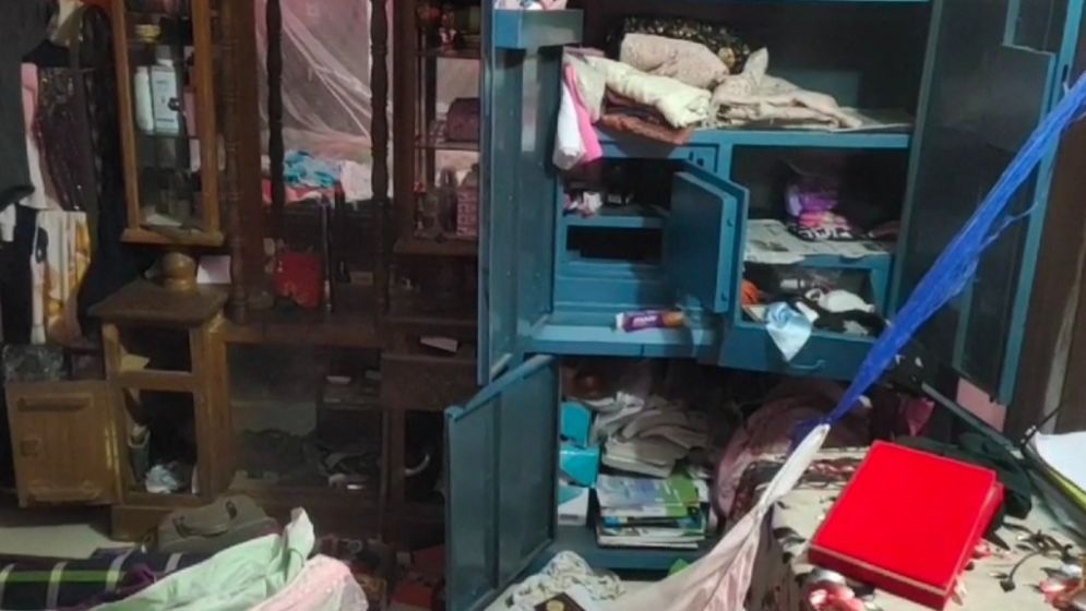 ব্যবসায়ীর বাড়িতে ডাকাতি, ৪ জনকে কুপিয়ে জখম